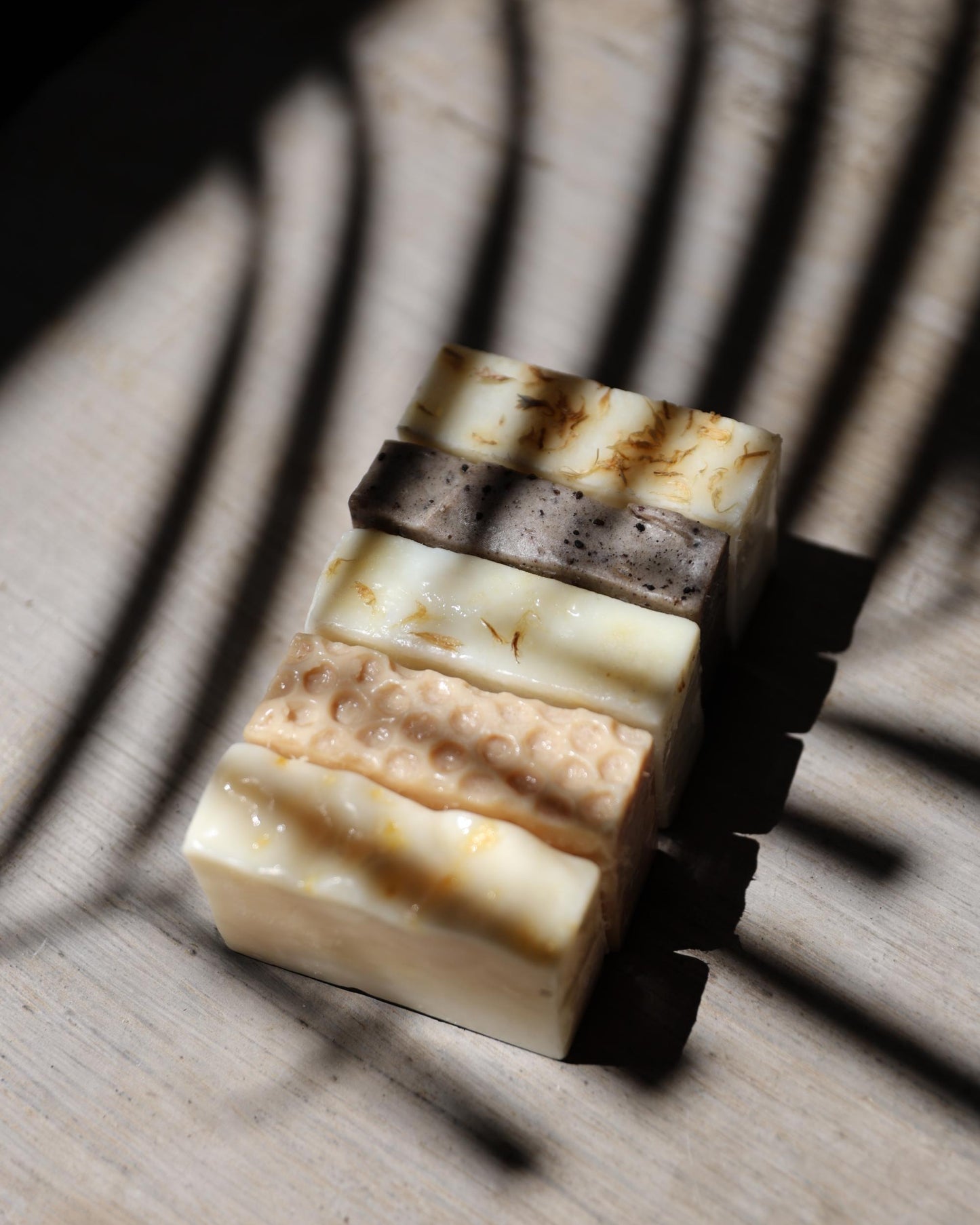 Coffret 5 savons : nigelle | miel | palmarosa | carotte & lait de chèvre | rose