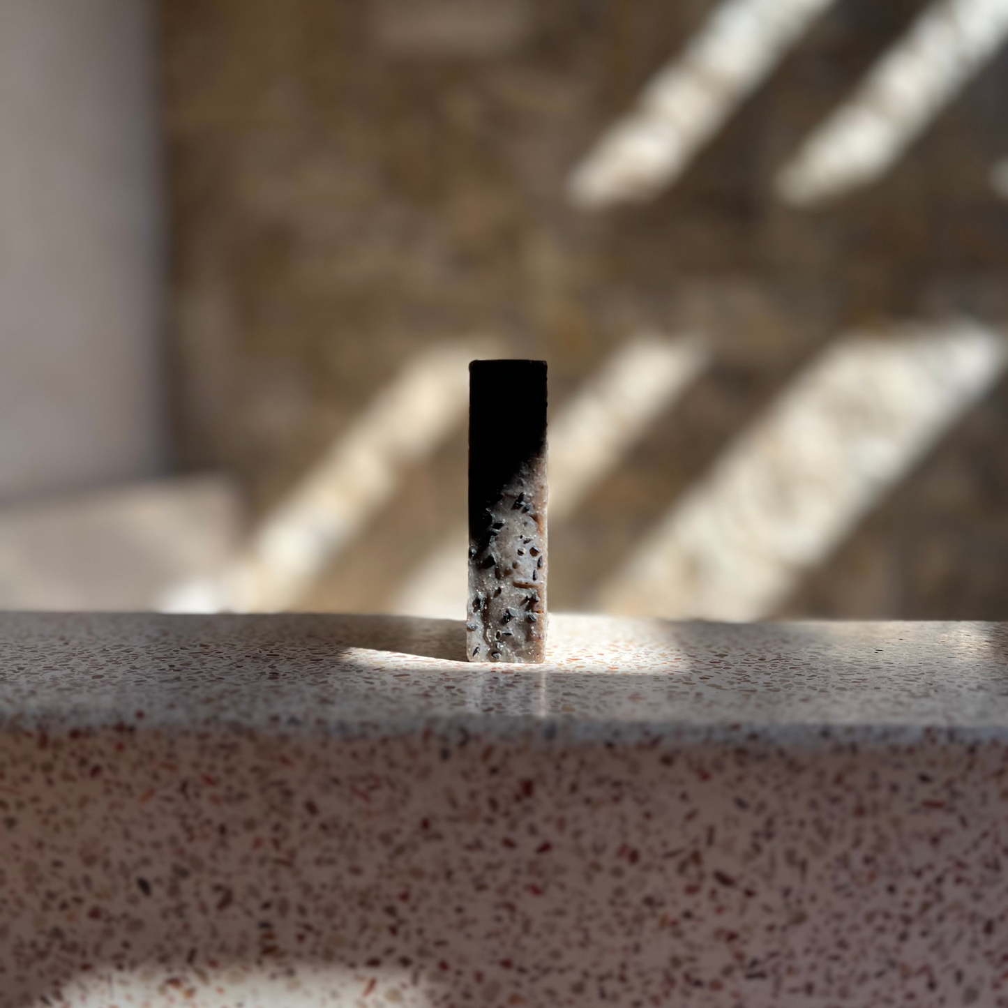 Savon solide surgras à l'huile de nigelle, purifiant et régénérant pour une peau équilibrée et éclatante.